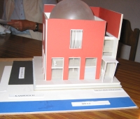 Das Modell der geplanten neuen Moschee am Schleusengraben wurde von Ali Yigit mitgebracht.